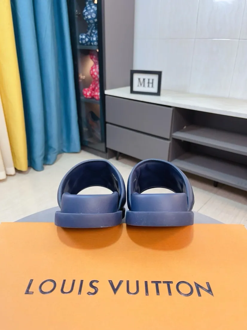 Men's shoes 💰360🌹🌹 (lv-Louis Vuitton) new men's sandals, high-end boutique, exquisite embossed logo decoration on the upper, fine workmanship, super soft soles, casual, loose and comfortable, a must-have in summer! \nsize：38-44